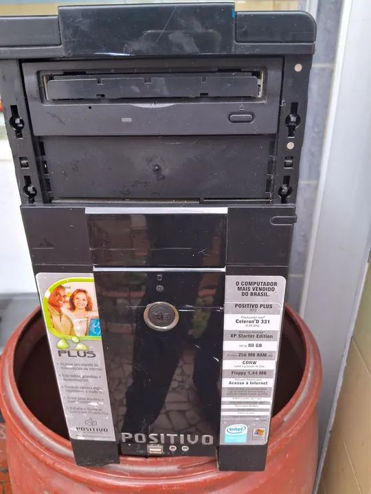 Gabinete de computador usado.
