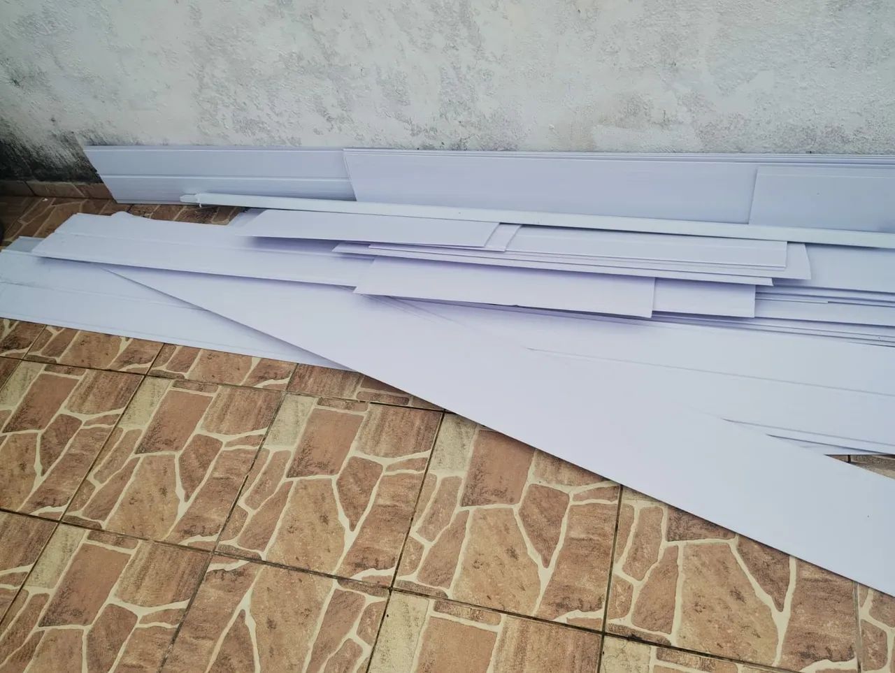 Pedaços de forro PVC no precinho.