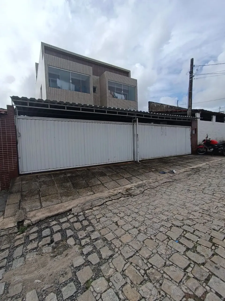 Apartamento térreo com área externa privativa, 02 quartos, sendo um suíte em Mangabeira!