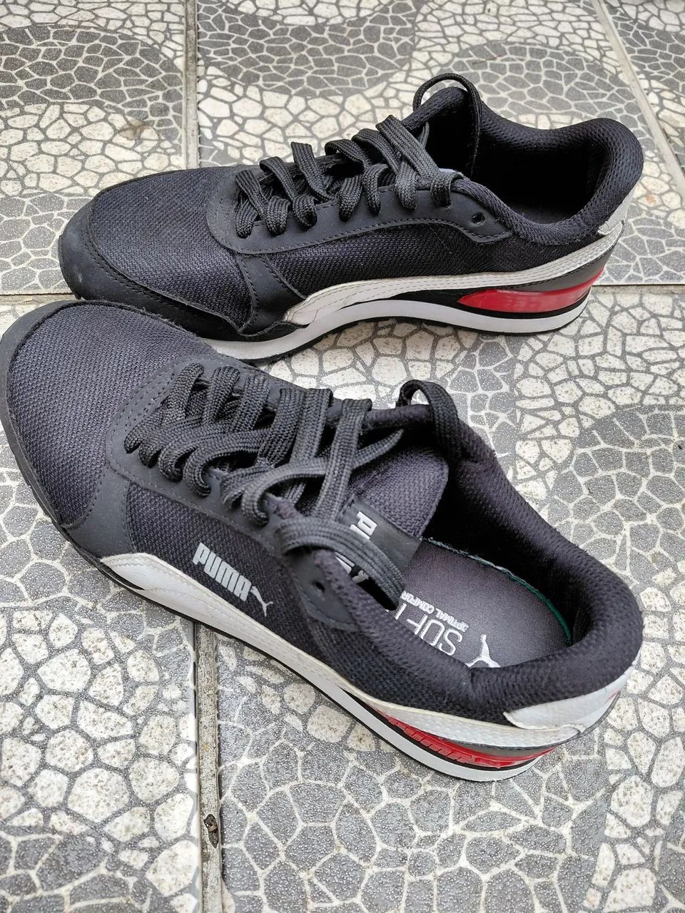 Tênis Puma Preto com Detalhes em Branco e Vermelho