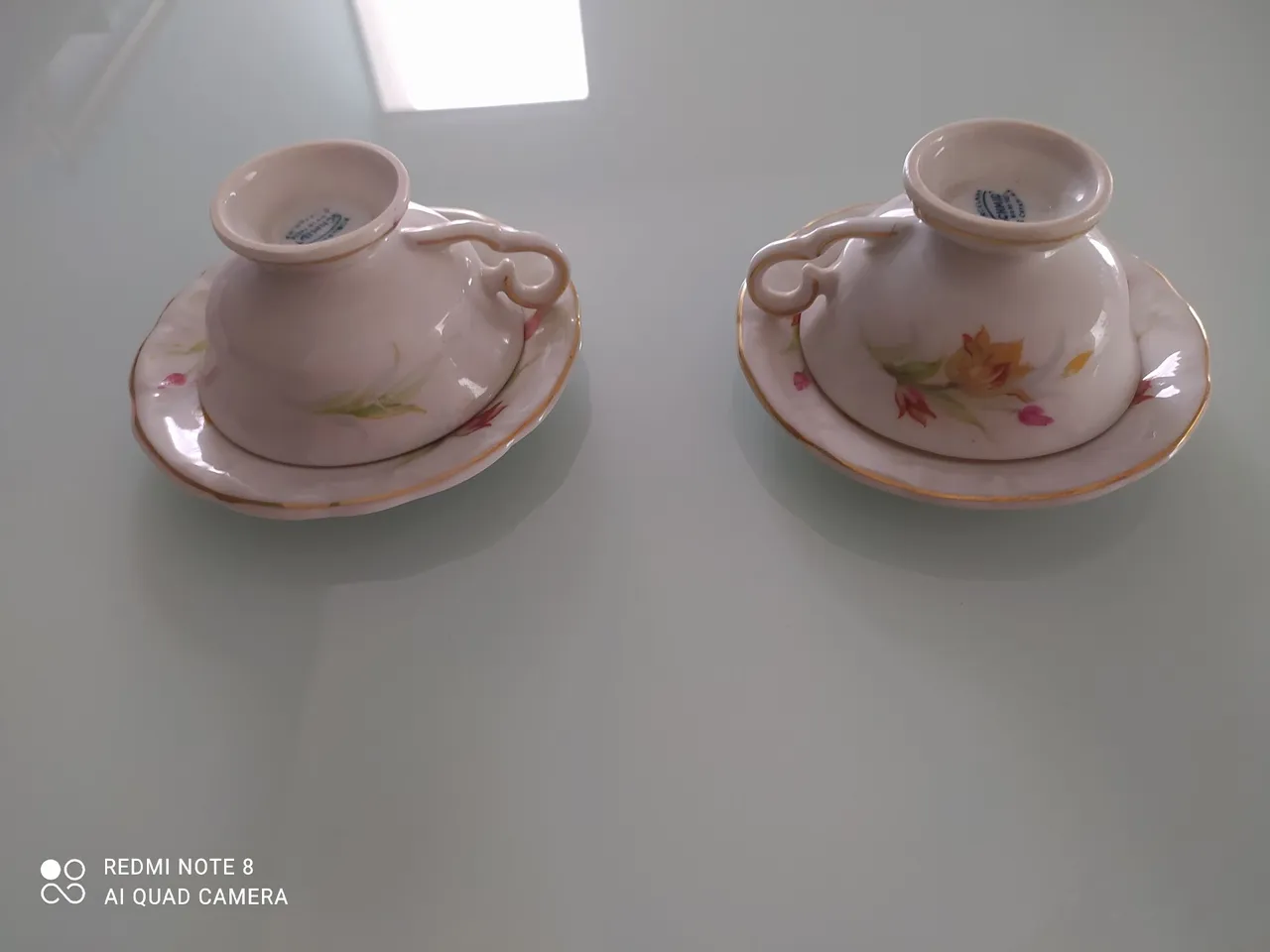 Xícaras de chá com pires vintage