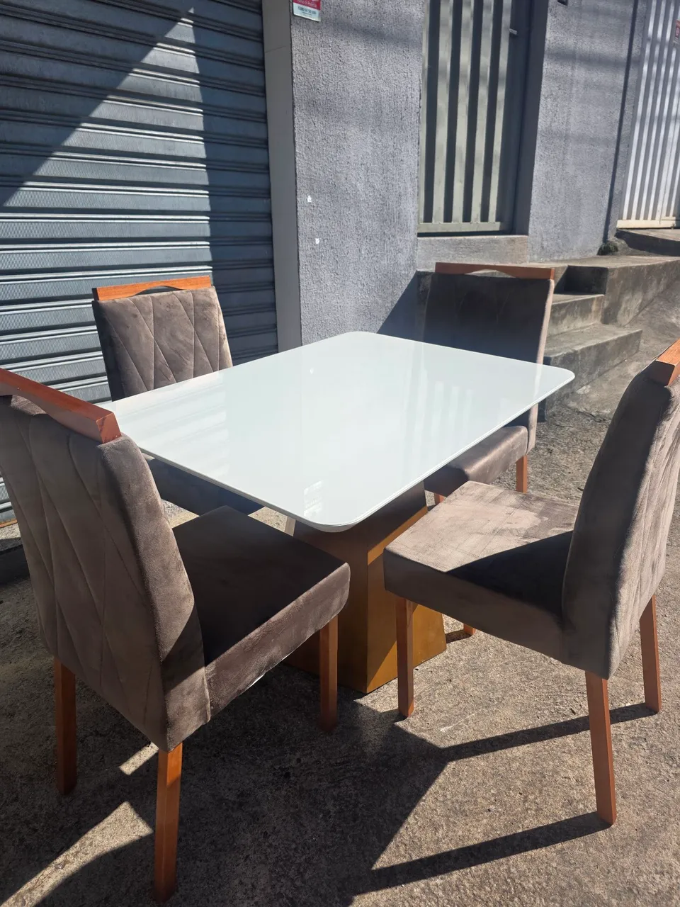 Mesa de Jantar Elegante com 4 Cadeiras