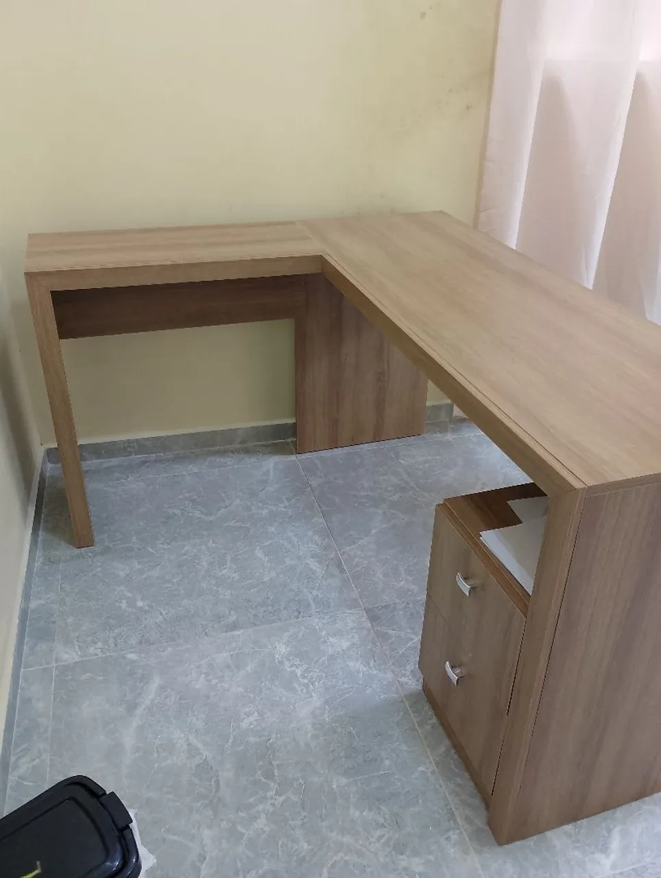 Mesa de Escritório em L com Gaveteiro