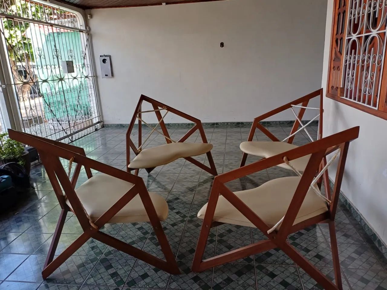 Jogo de cadeias moderno sofisticado 