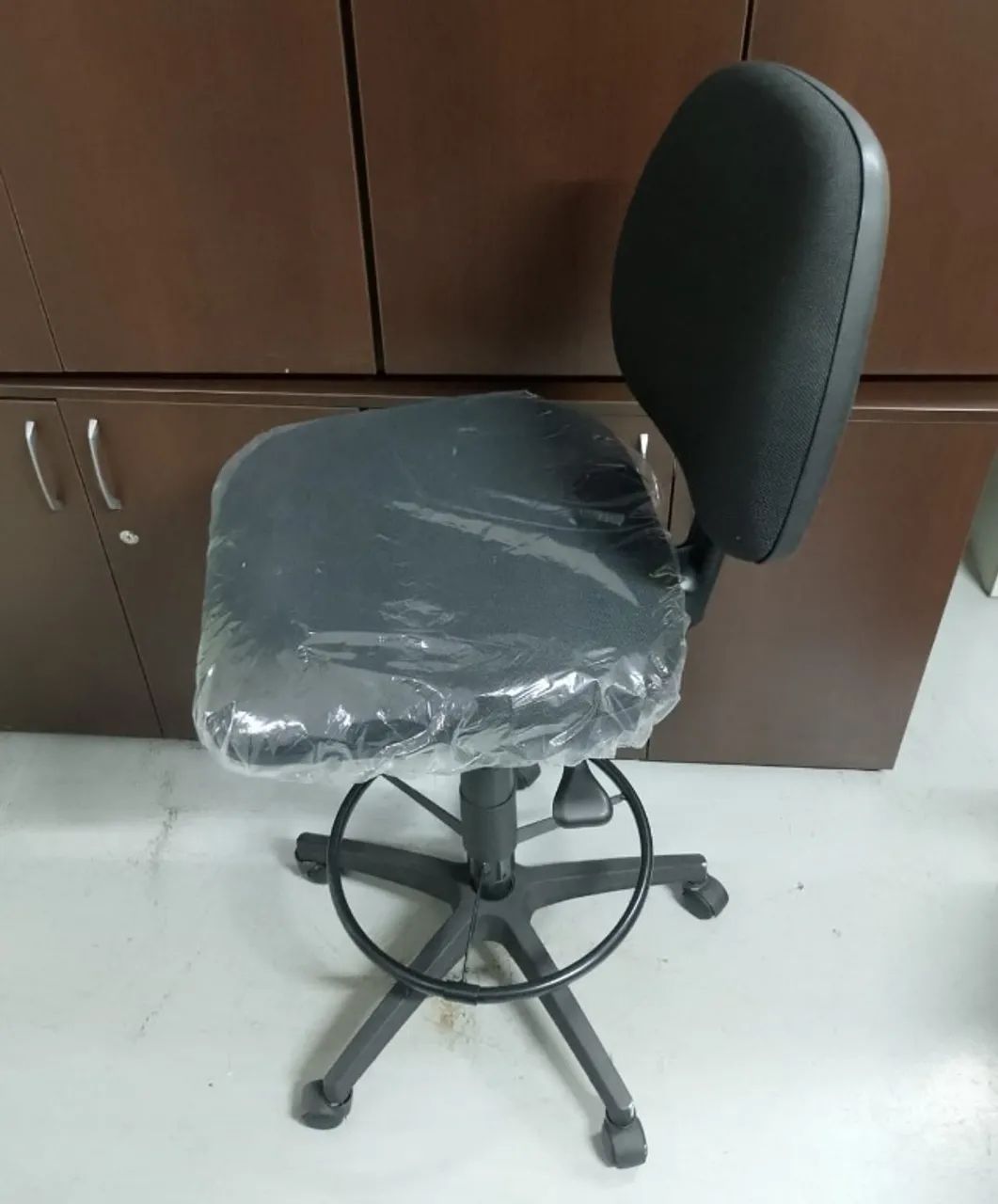 Cadeira Caixa Alta com Rodinha Para Escritório - Foto 3