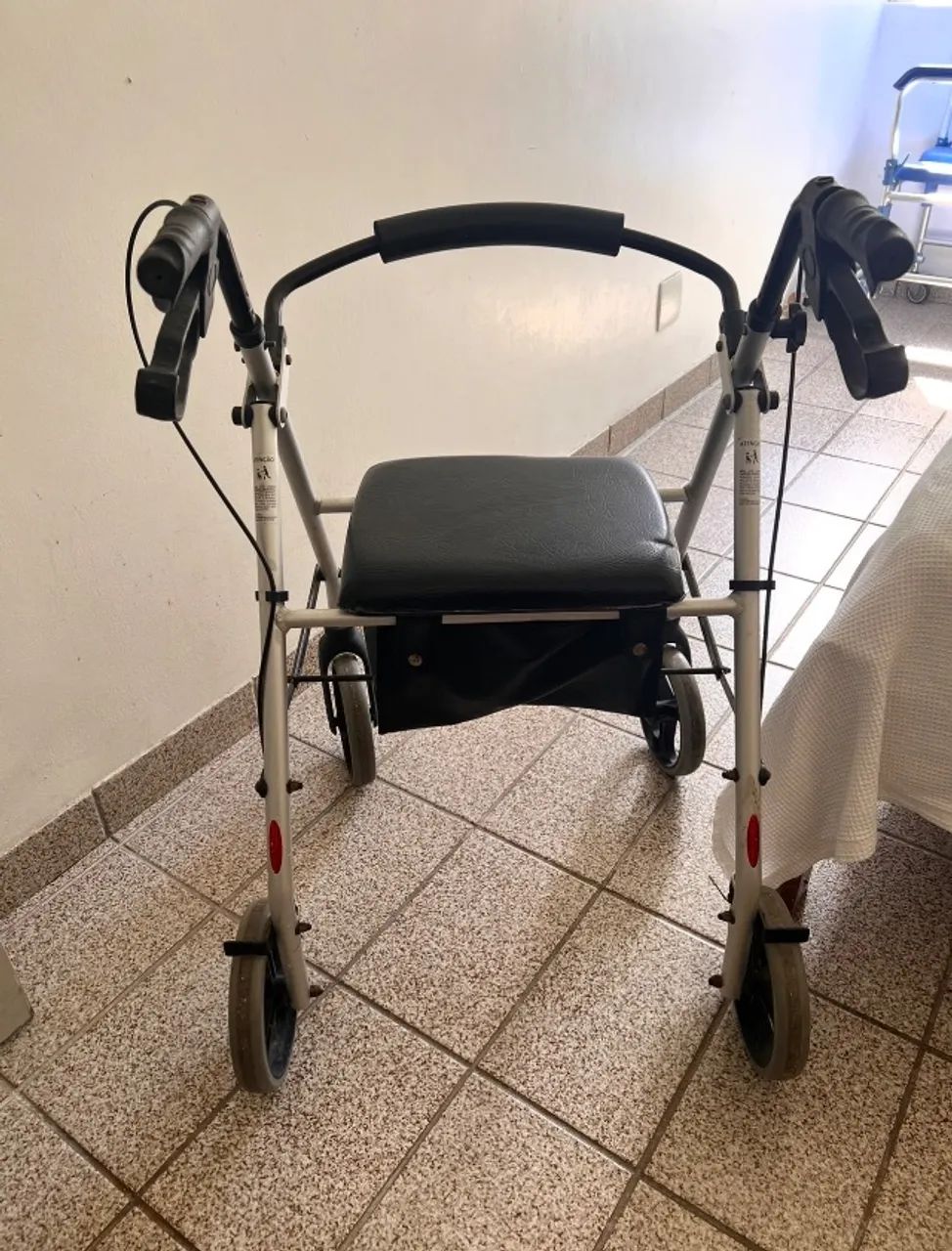 Vendo Andador com assento e Rodas - Mercur - Foto 3