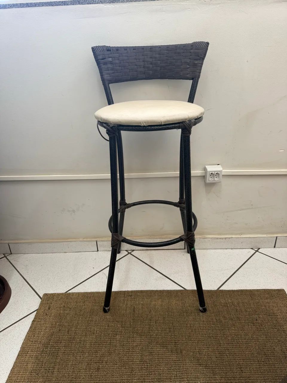 BANQUETA ALTA COM APOIO 