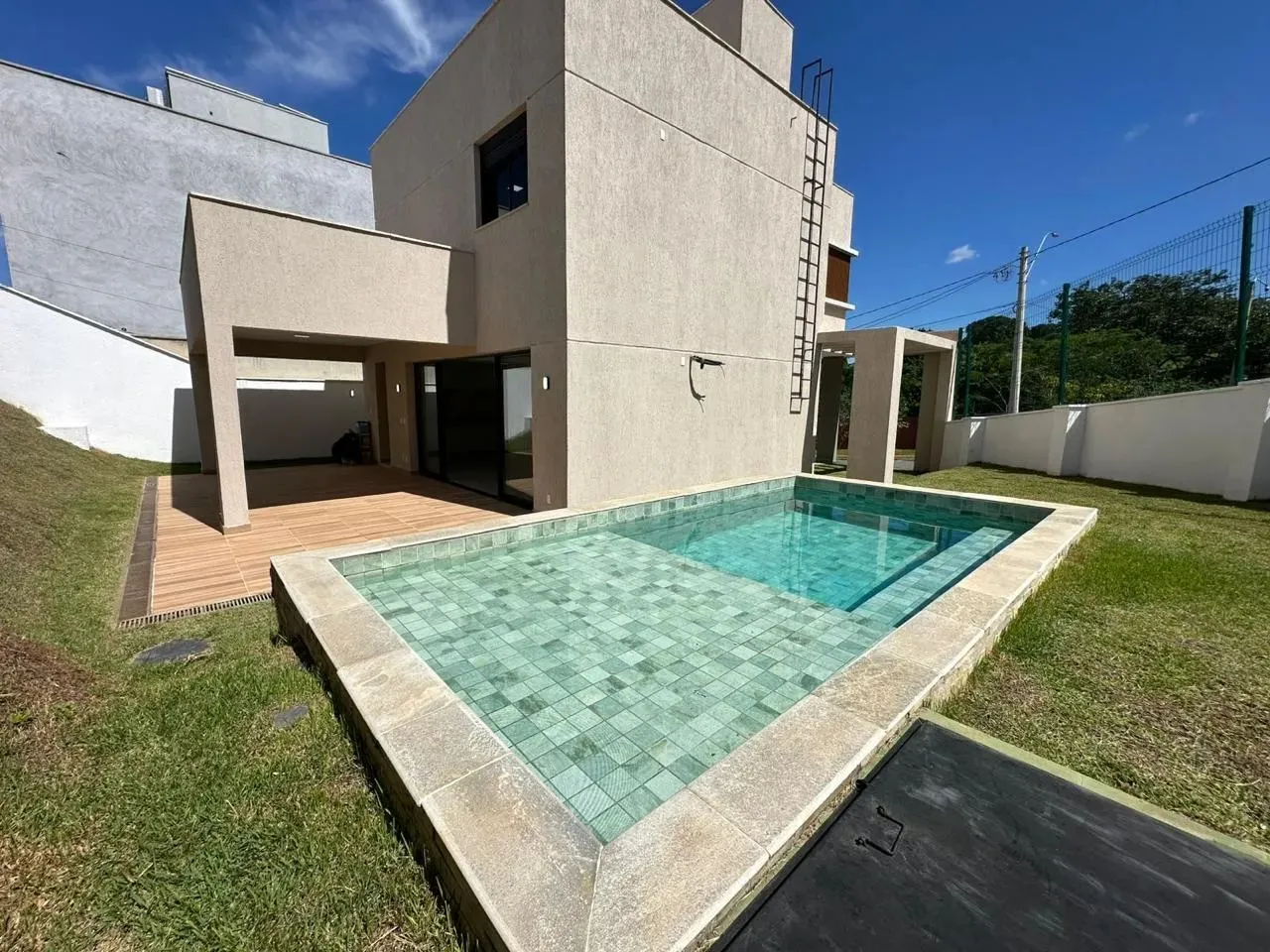 Sobrado com 3 dormitórios para locação, 181 m² - Jardins Barcelona - Senador Canedo/G