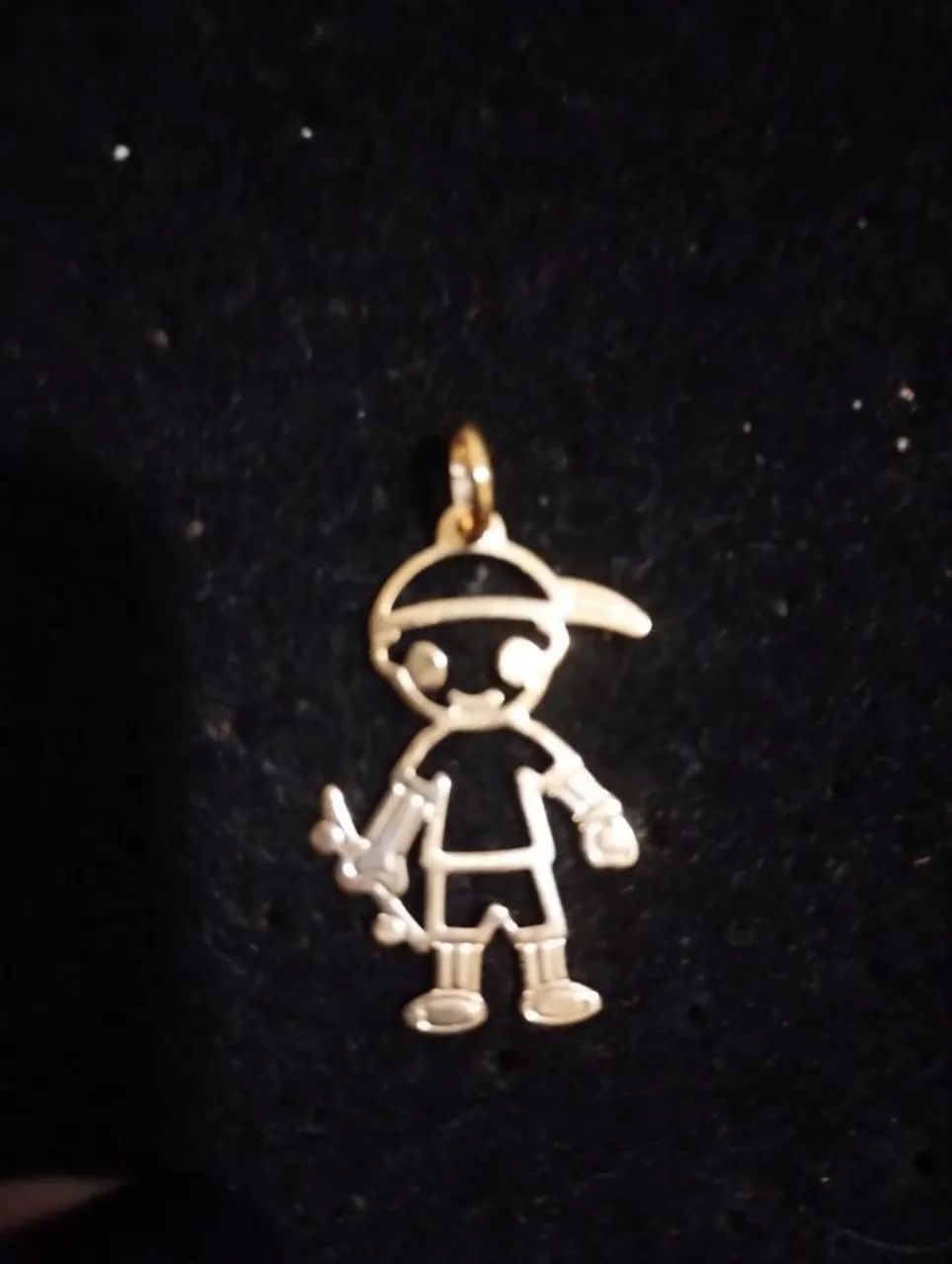 Pingente Menino Vazado com Skate Banhado a Ouro 18K - Foto 3