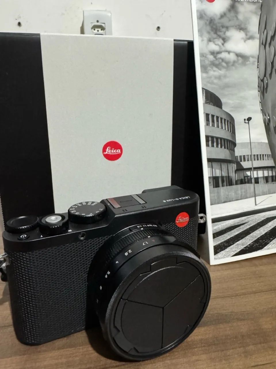 Leica D-Lux 8 Digital Camera (please read the description)