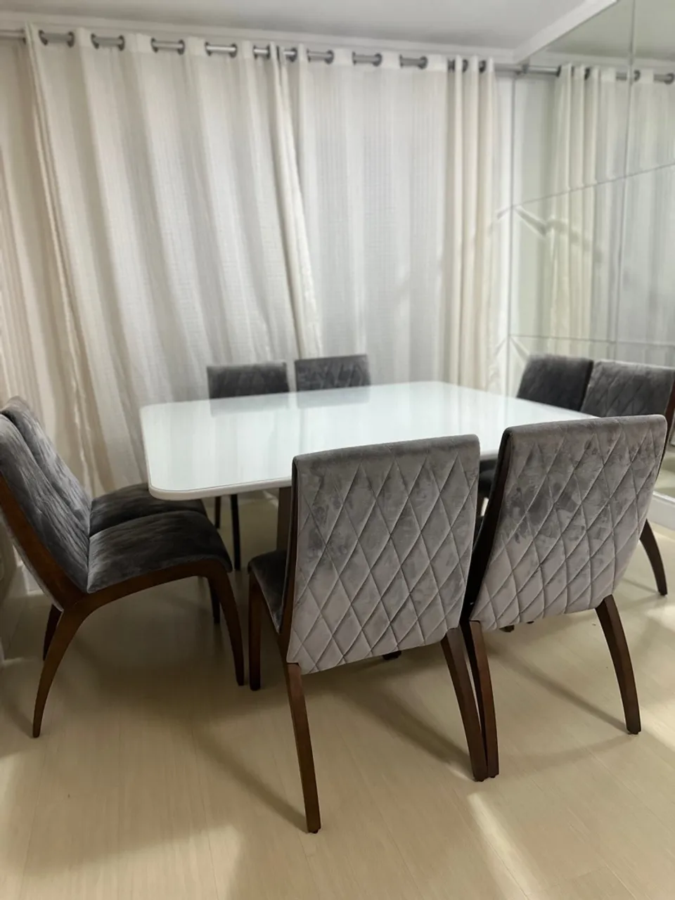 Vendo conjunto mesa de jantar e 8 cadeiras em excelente estado