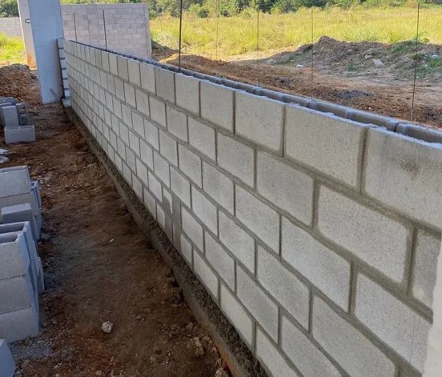 Bloqueiro serviços de pedreiro alvenaria estrutural - construção de galpão casas sobrados - Foto 3