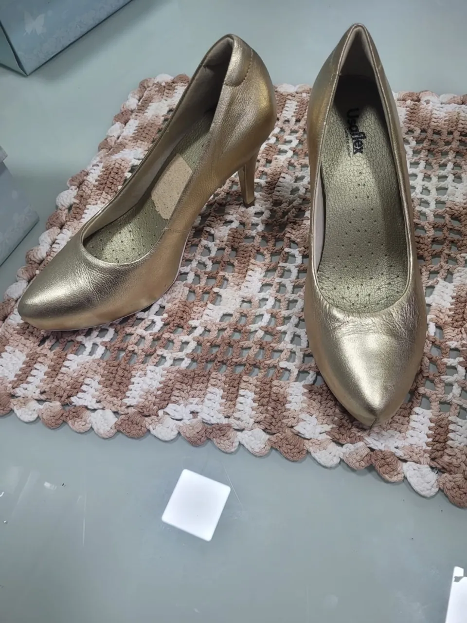 Sapatos scarpin dourados Usaflex