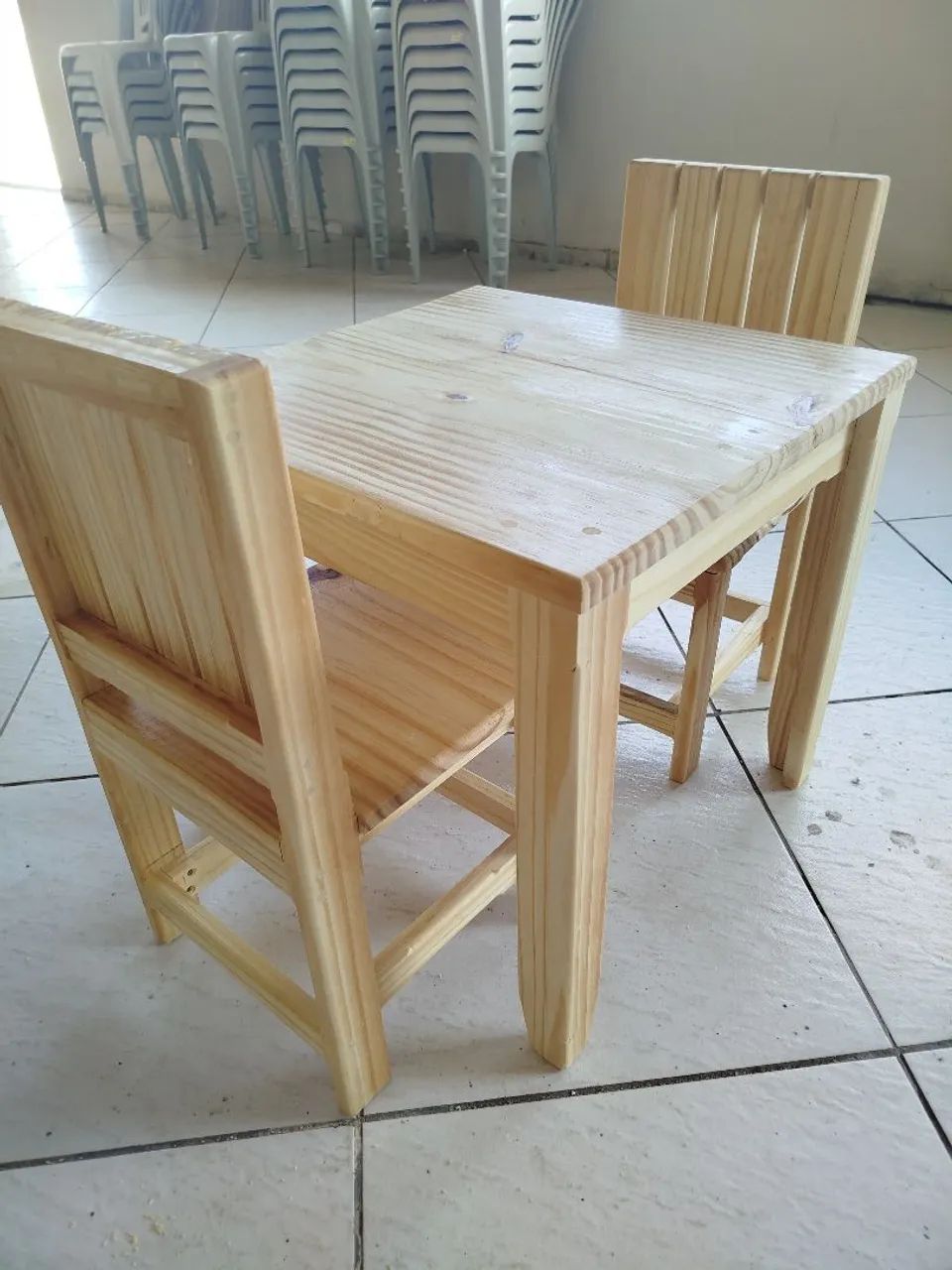 Conjunto mesa e 2 cadeiras infantis 