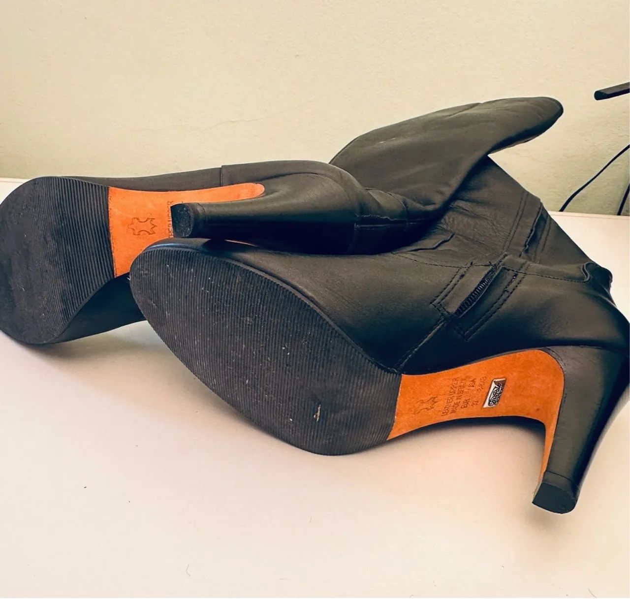 Bota de cano alto preta em couro - Foto 3