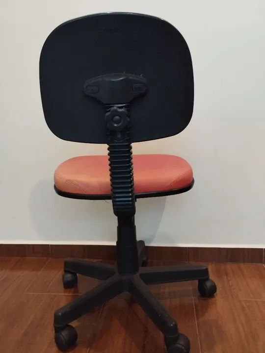 Cadeira de Escritório Vermelha com Rodinhas - Foto 2