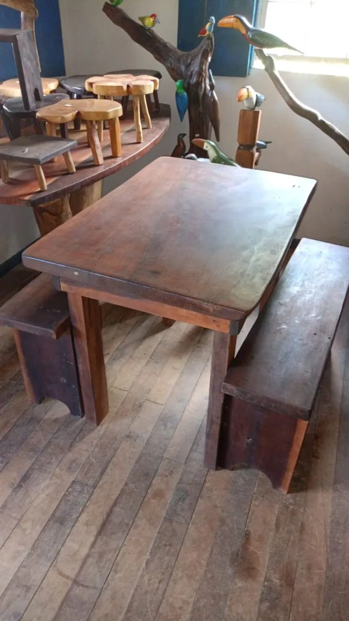 Mesa de madeira rústica com bancos