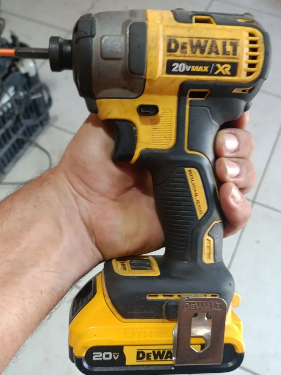 Parafusadeira Dewalt CDF88764352410064257122
