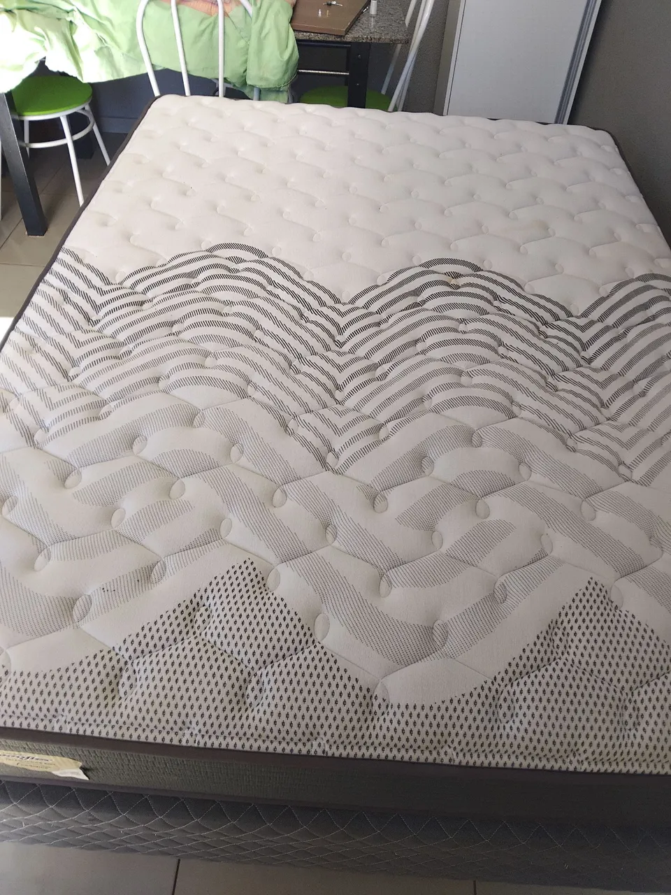 Cama de casal semi nova 1 mês de uso entrego