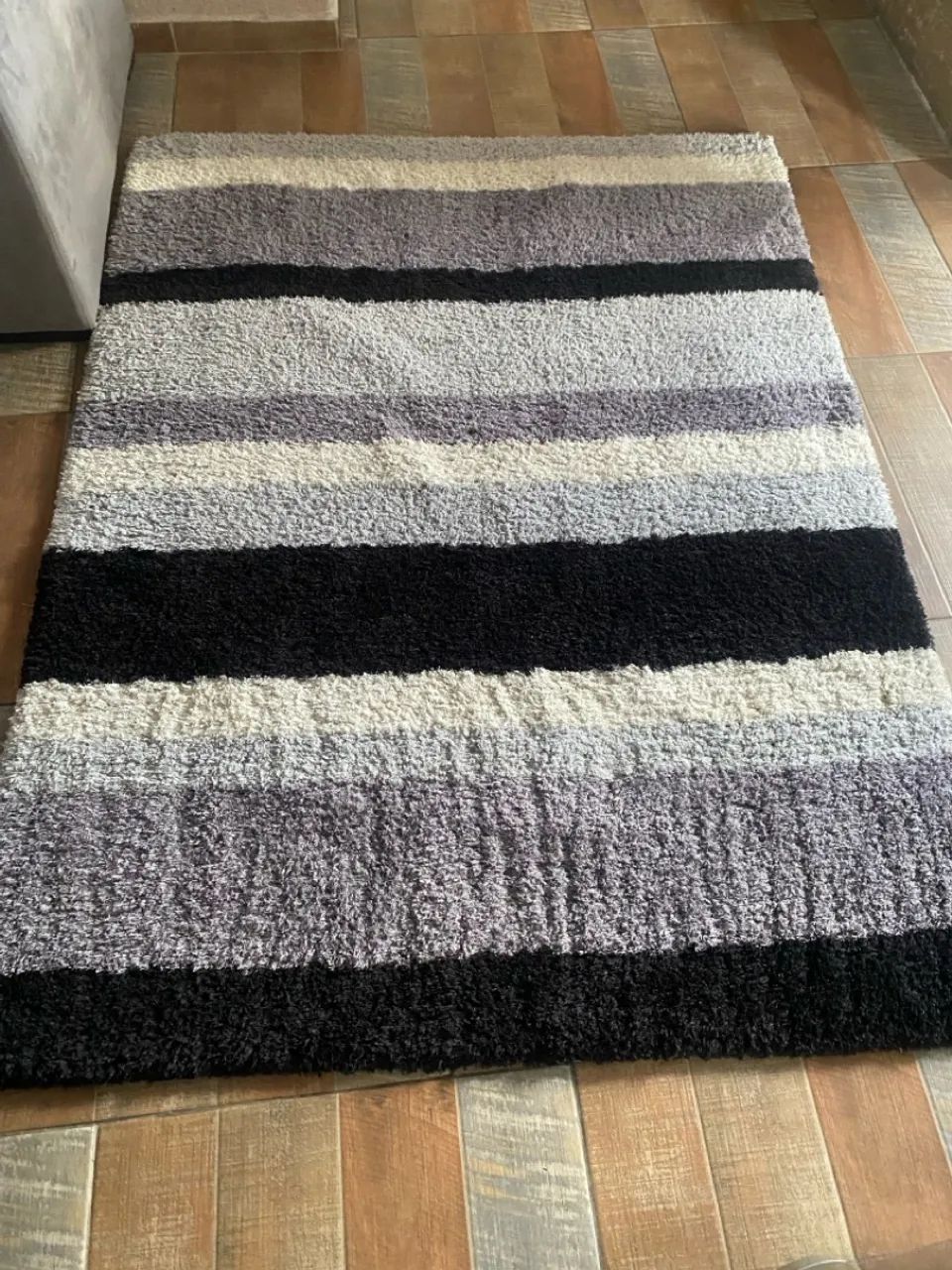 Tapete Peludo Listrado Cinza e Preto