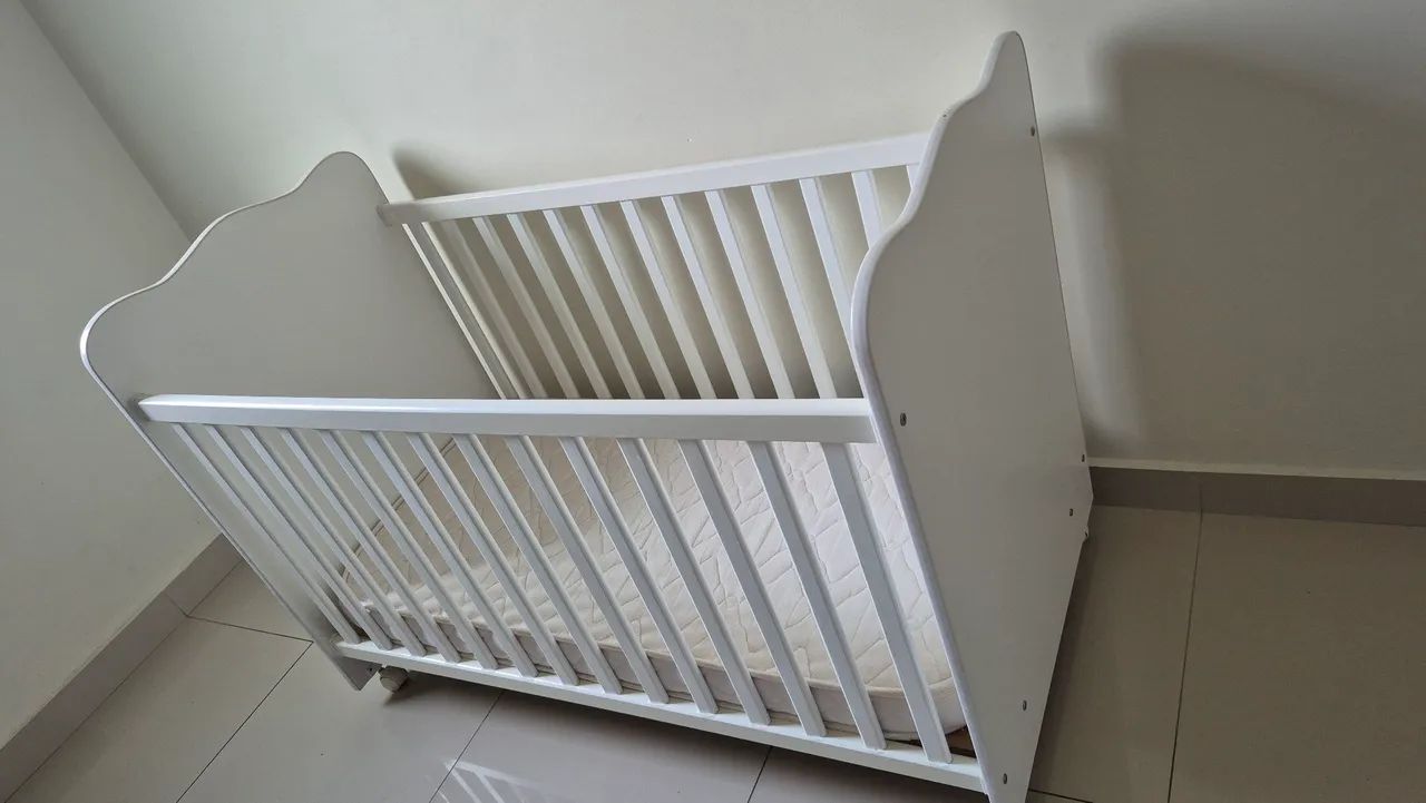 Berço com colchão excelente com rodízios 