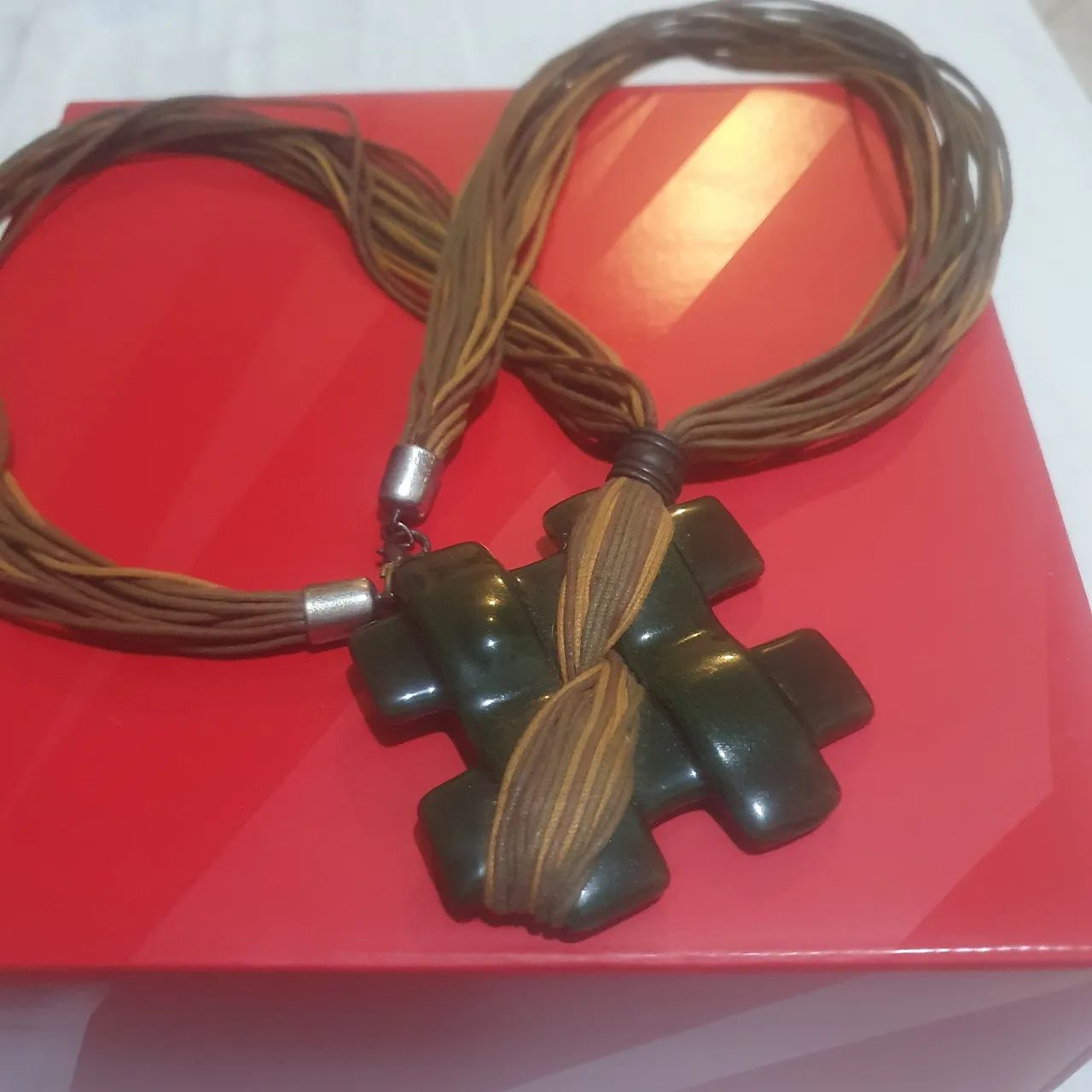 Colar com Pingente resina acrílica Verde musgo.
