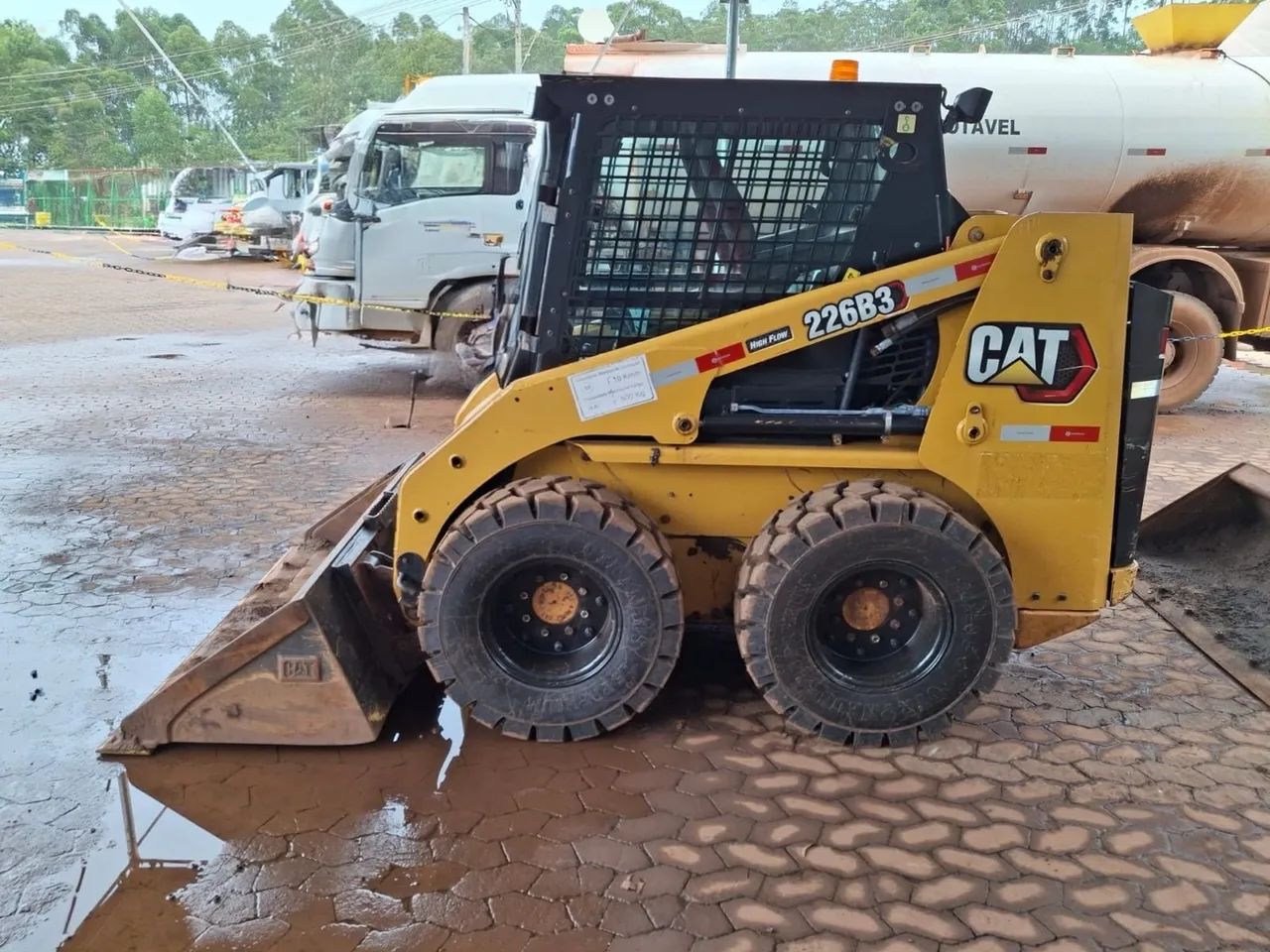 Minicarregadeira Caterpillar 226B3 ano 2021 com ar condicionado, em MG - Foto 3