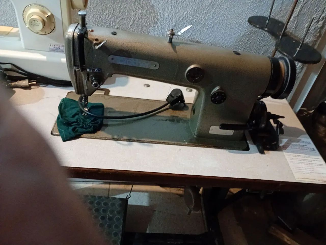 Máquina de costura industrial e outra doméstica  - Foto 4
