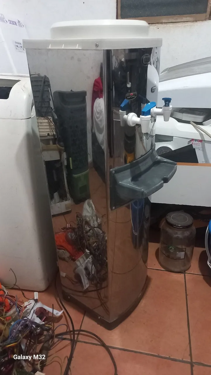 Purificador de água com água natural e gelada