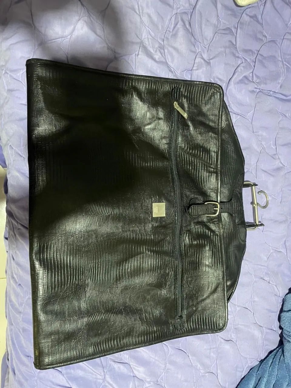 NOVO, sem uso, com etiqueta - Porta terno, em couro natural Saffiano, da marca Victor Hugo