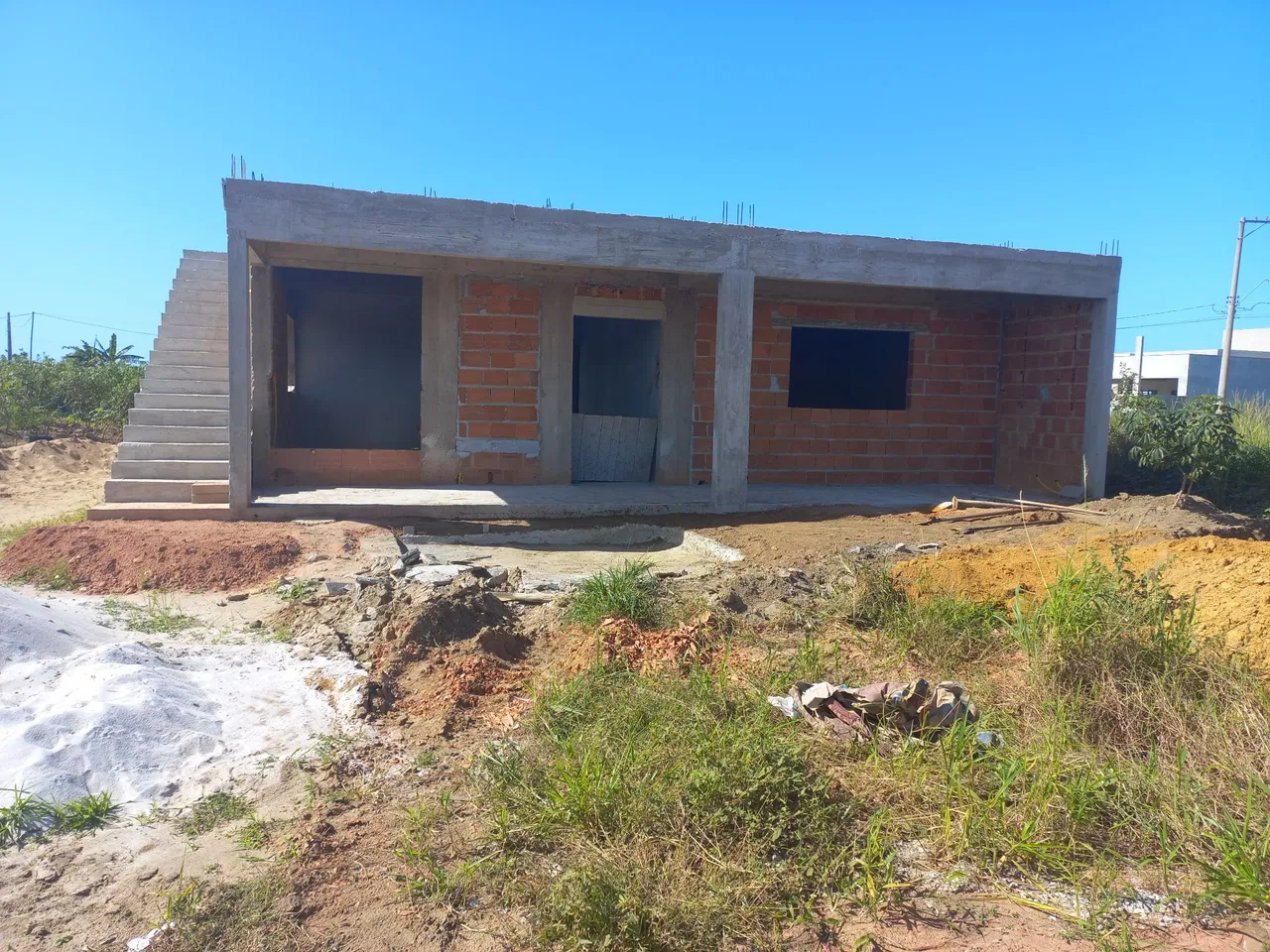 Casa com 2 lotes com estrutura para 3 andares