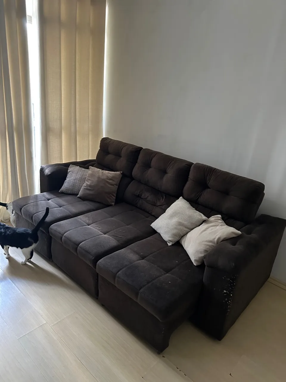Sofá de canto espaçoso e confortável