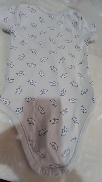 Body  cinza claro  com chapéuzinho  branco  tamanho  9 a 12 meses - Foto 2