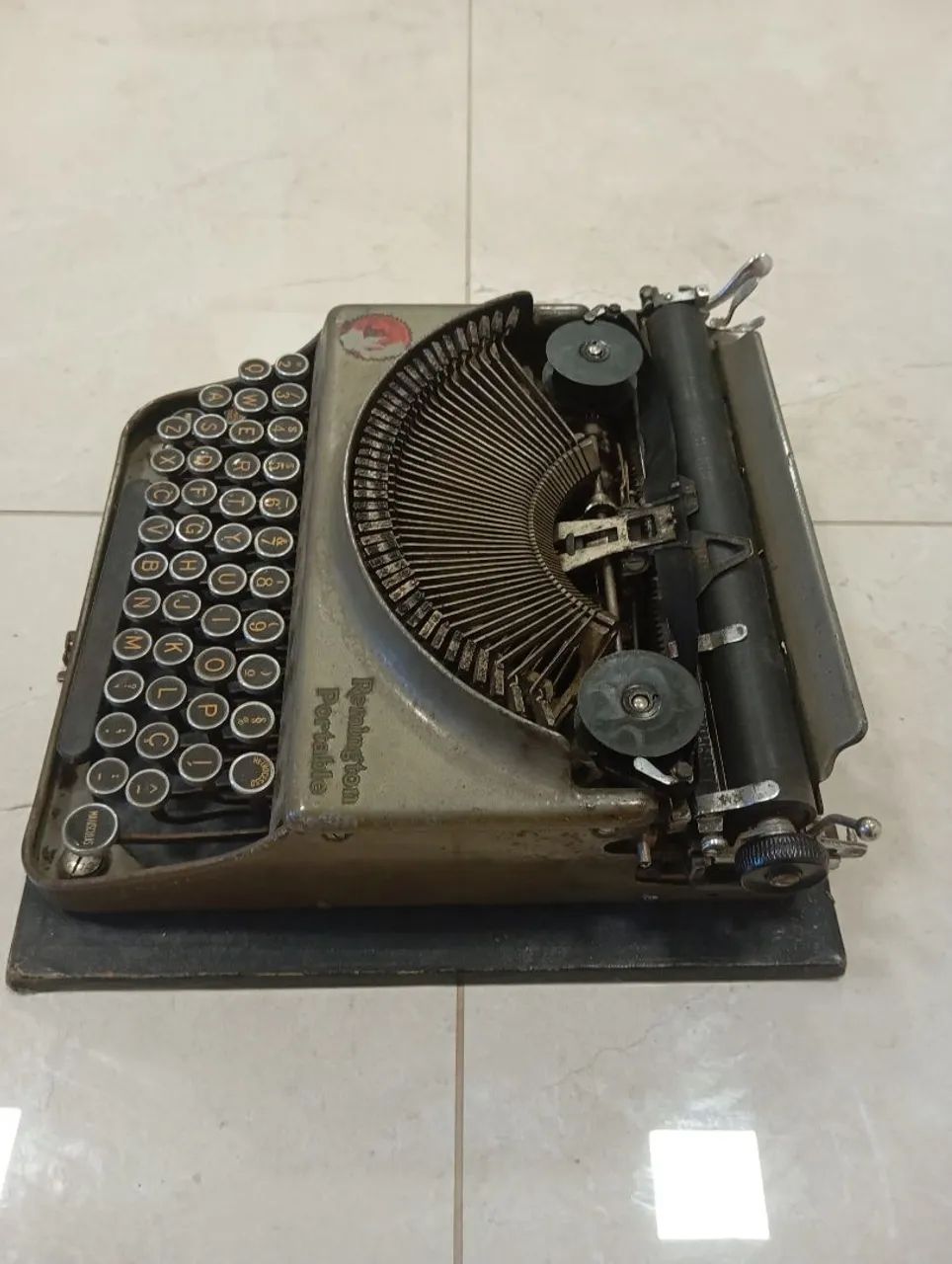 Máquina de escrever Regminton Portable  antiga - Foto 4