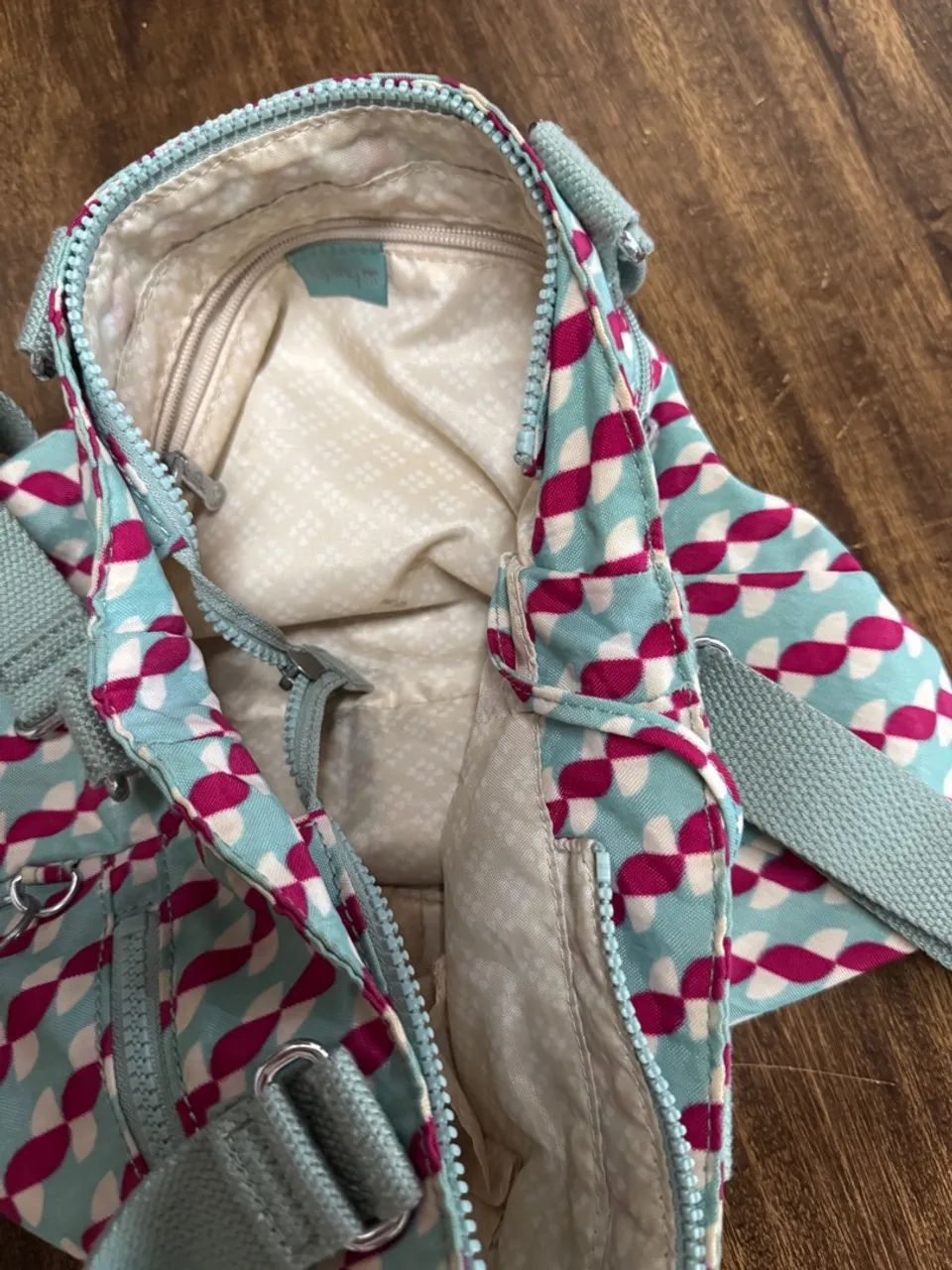 Bolsa Kipling com alça de ombro e detalhes em rosa - Foto 2