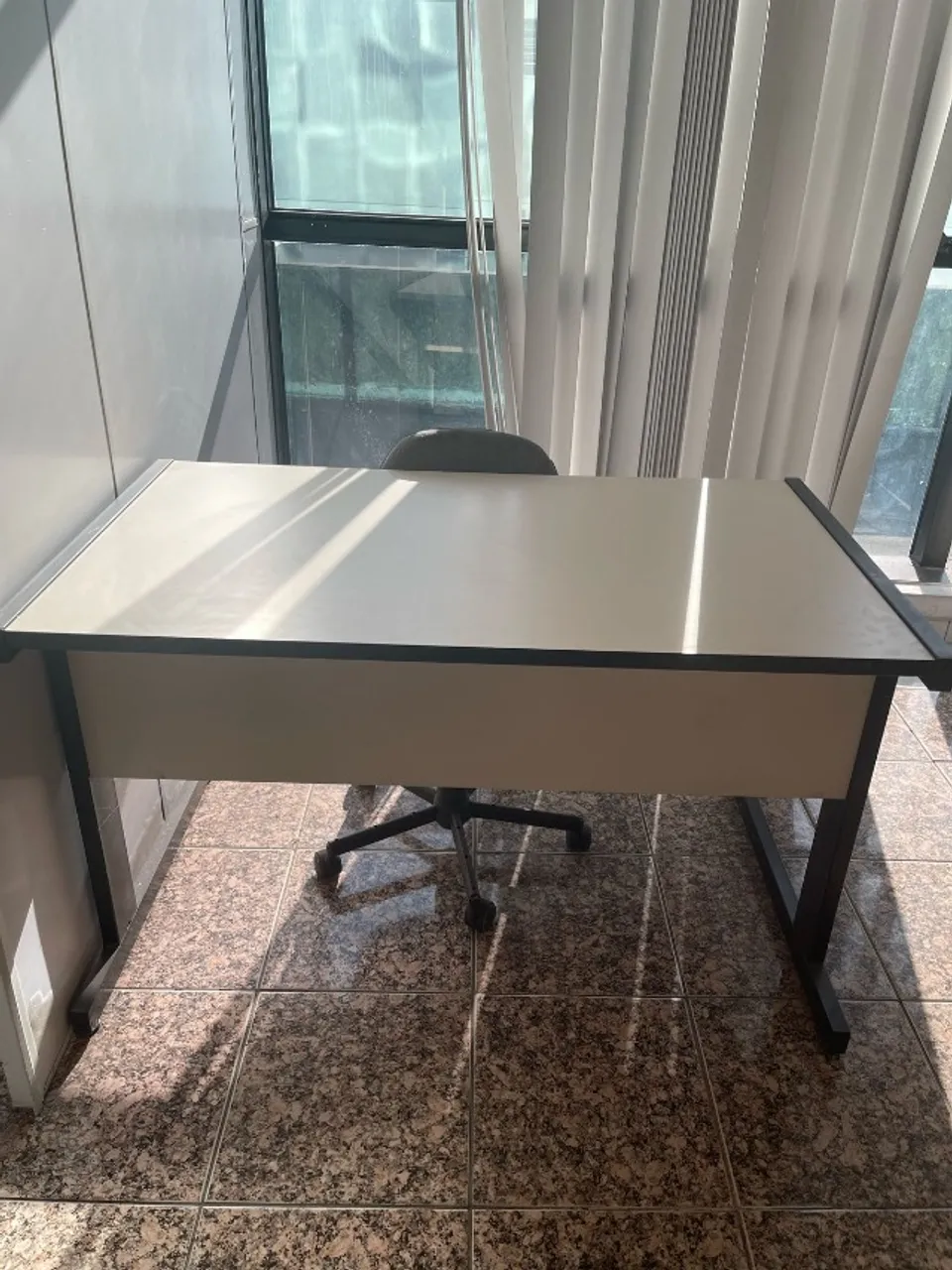 Mesa com Duas Gavetas e Cadeira de Escritório OFERTA IMPERDÍVEL!!!