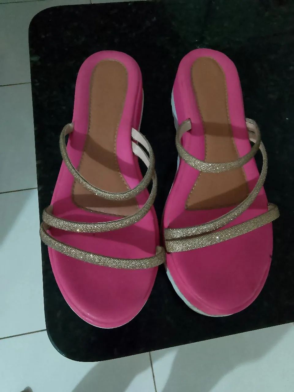 Sandálias femininas rosa com detalhes dourados