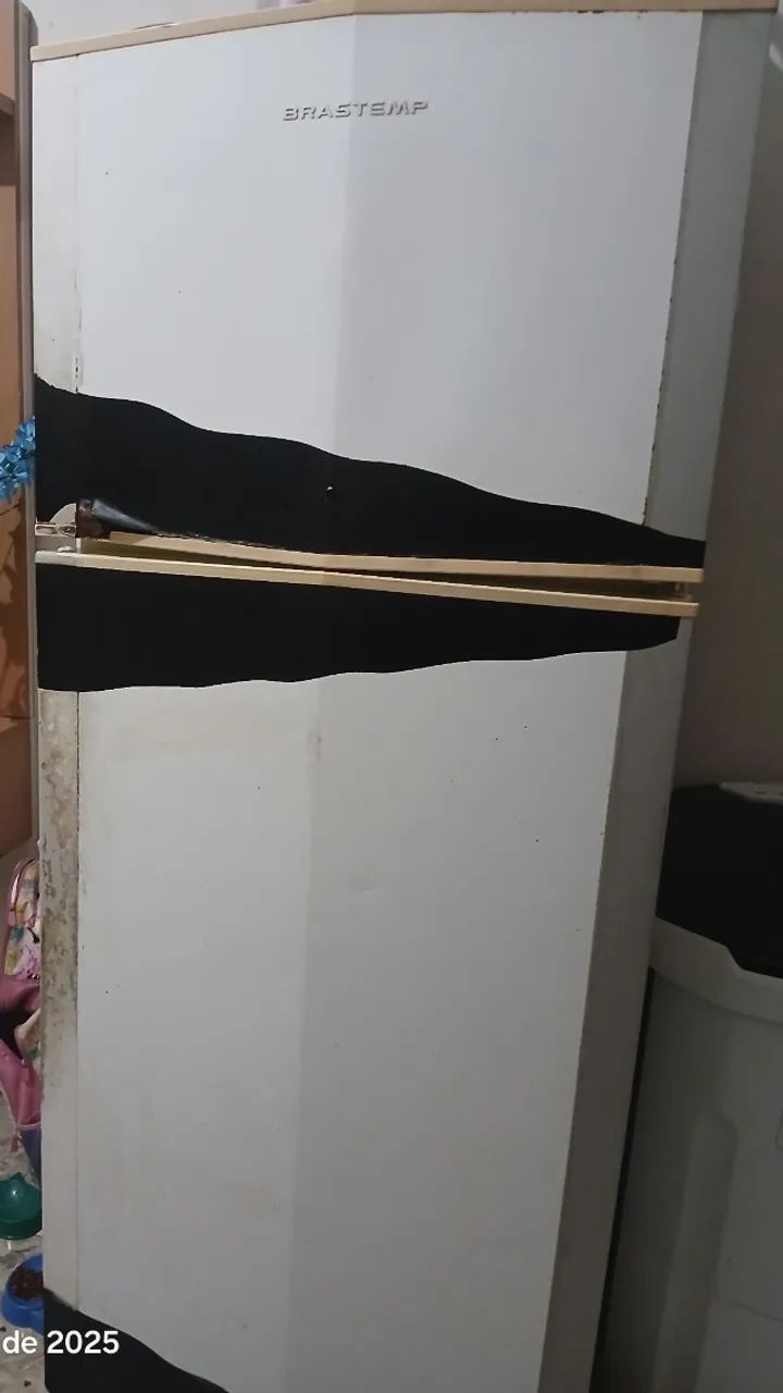 Vende-se geladeira com defeito 