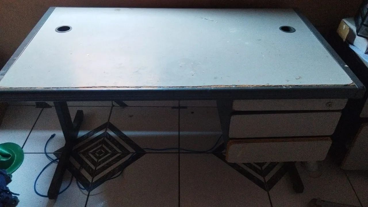 Mesa de escritório com gavetas