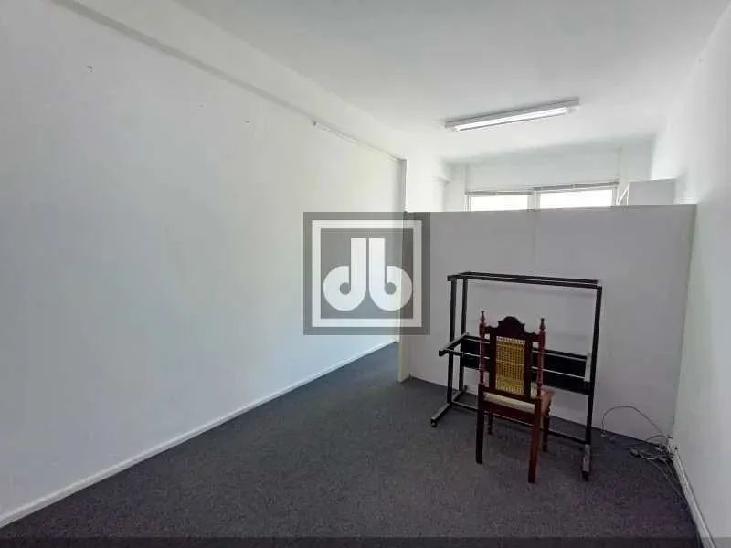 CENTRO, MUITO ABAIXO DO PREÇO - SALA COMERCIAL 55m2, VAZIA, AMPLA, PRÉDIO IMPONENTE, LOCAL