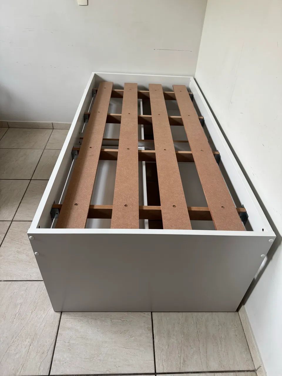 Cama de solteiro branca com 2 gavetas marca TOK & Stock - Foto 2