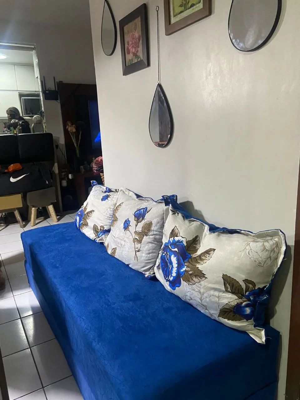 Sofá Azul com Almofadas Florais64861426506241122