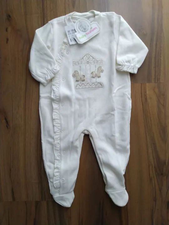 Macacão de bebê com bordado de carrossel