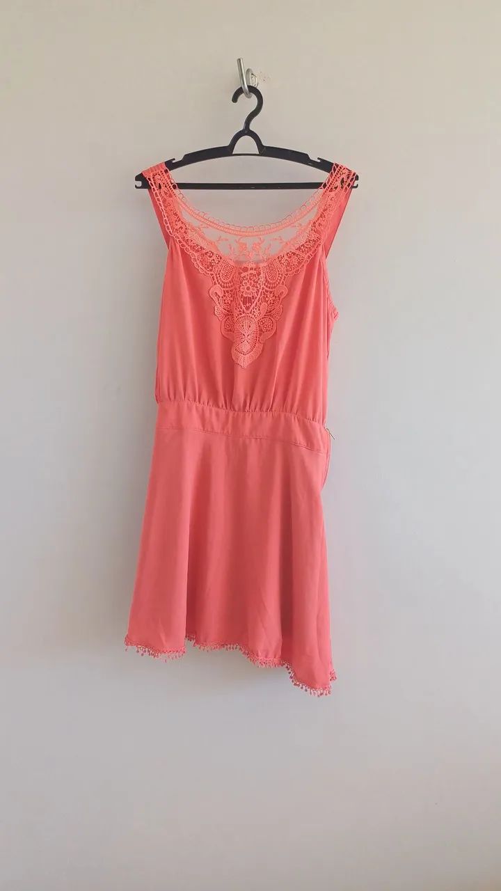 Vestido Coral com Detalhe em Renda - Foto 2