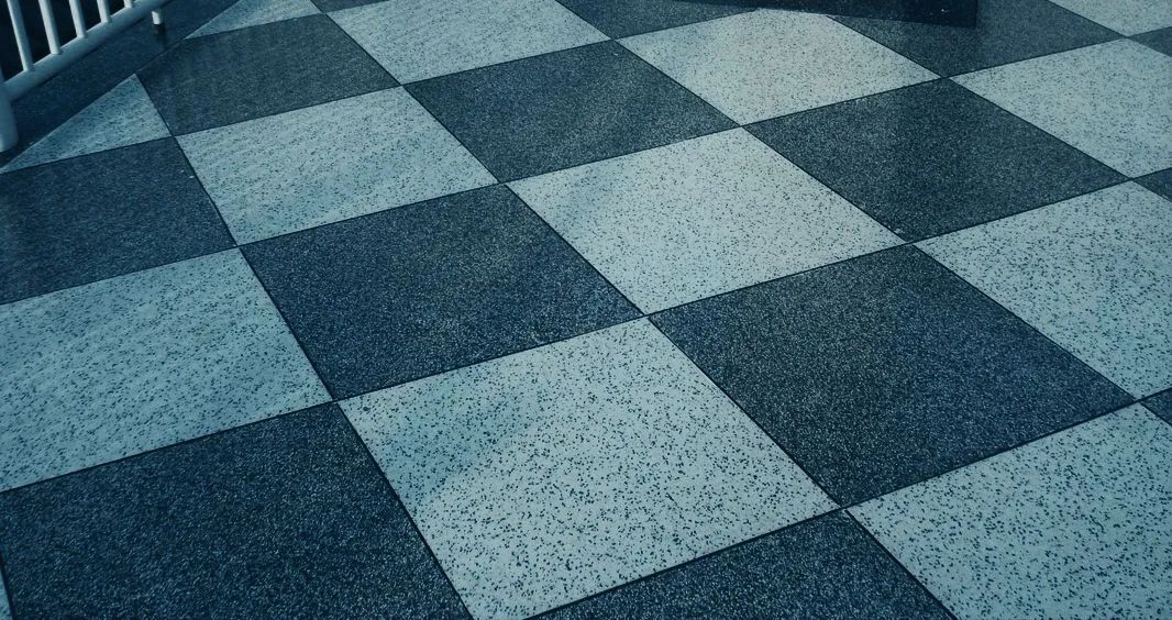 Piso de granilite em tons de cinza e preto 