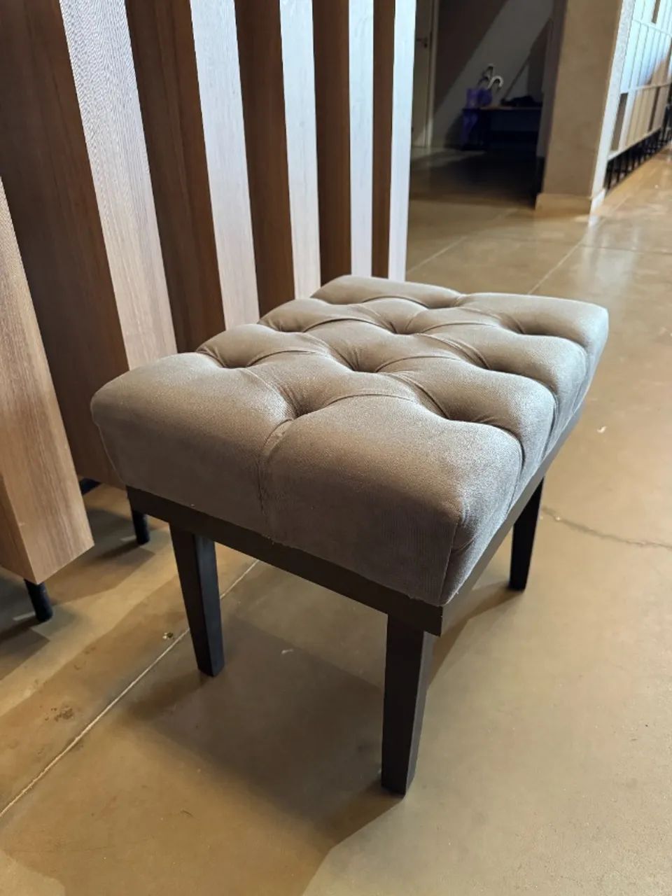 Puff Retangular Suede Grafite Com Strass - Foto 3