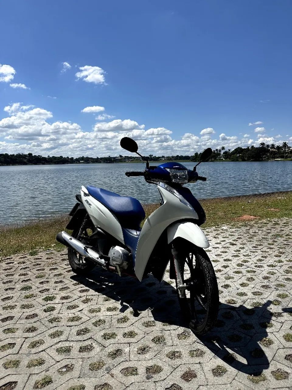 Vendo Honda Biz 2022 - 19.800 km - Revisões em dia e pneus novos