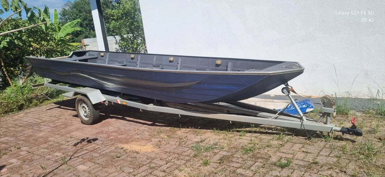 Barco motor e carretinha