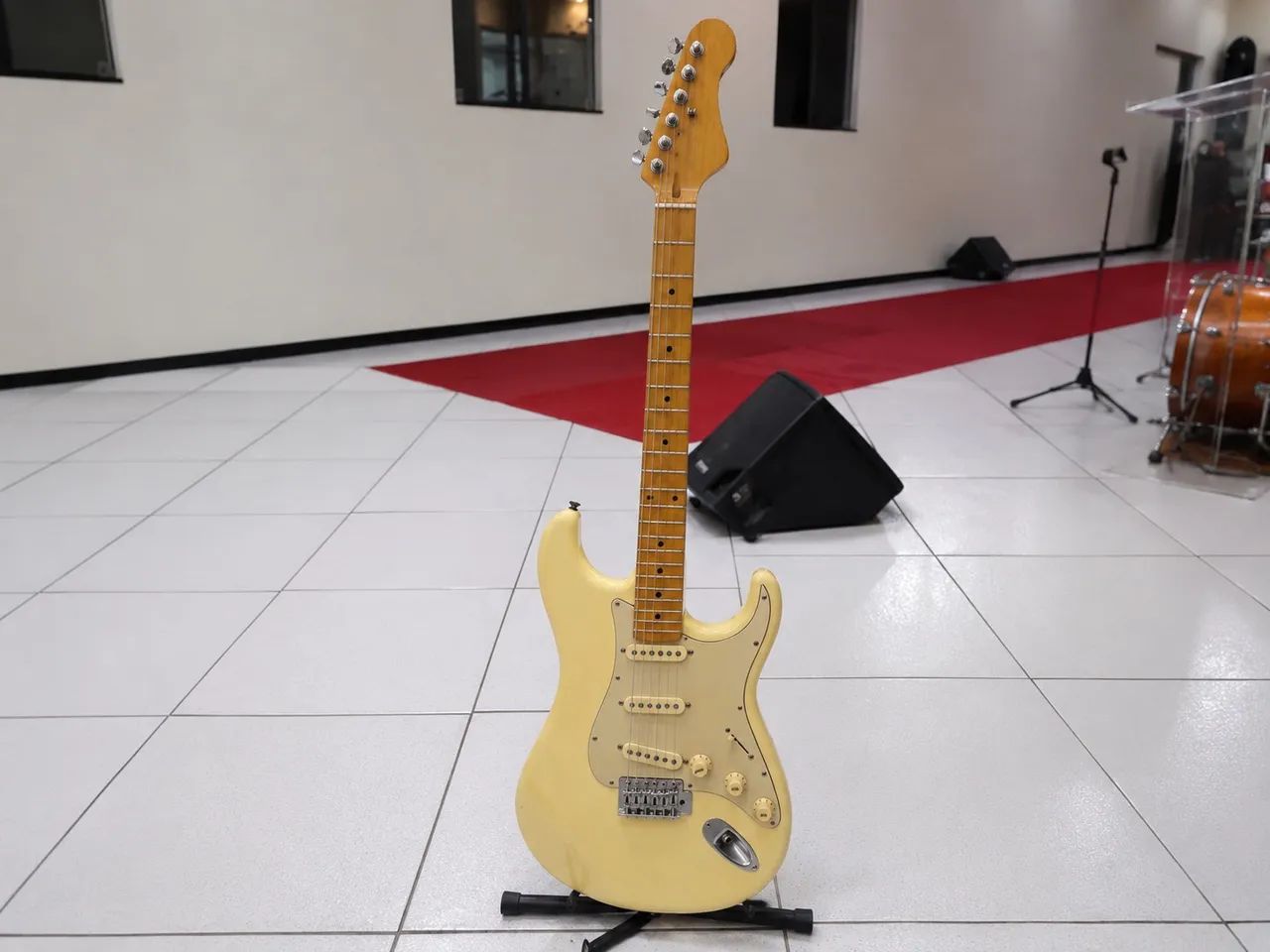 Guitarra elétrica - revisada e funcionando perfeitamente