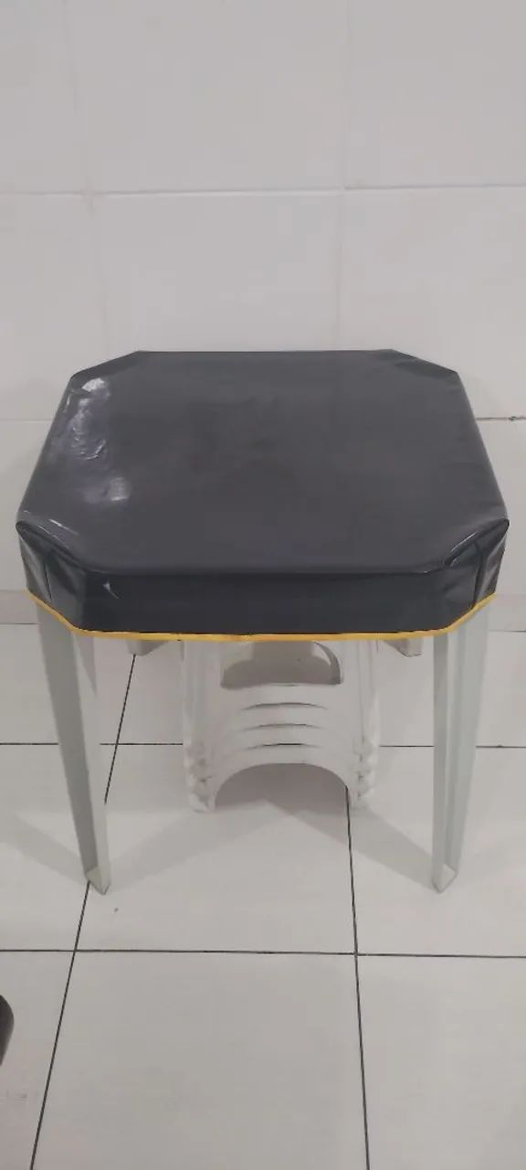 Mesas, cadeiras e bancos